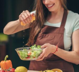 Vrouw maakt salade voor inname vitamines